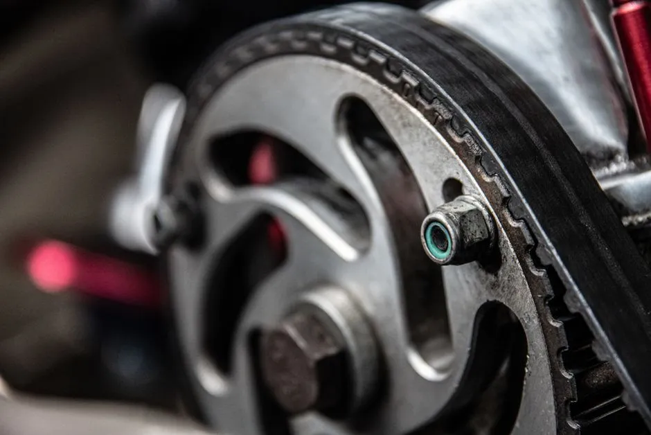 Moteur PureTech 1.2 à courroie de distribution dans un compartiment moteur
